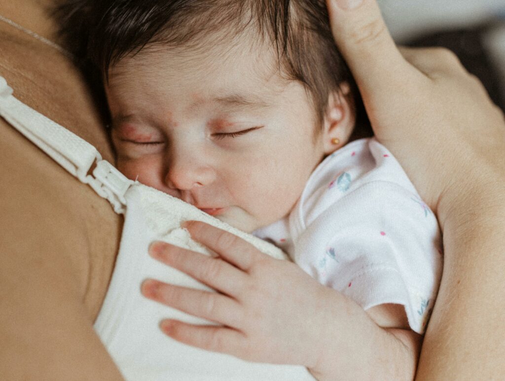 imagen de una mujer sosteniendo a su bebé en el pecho